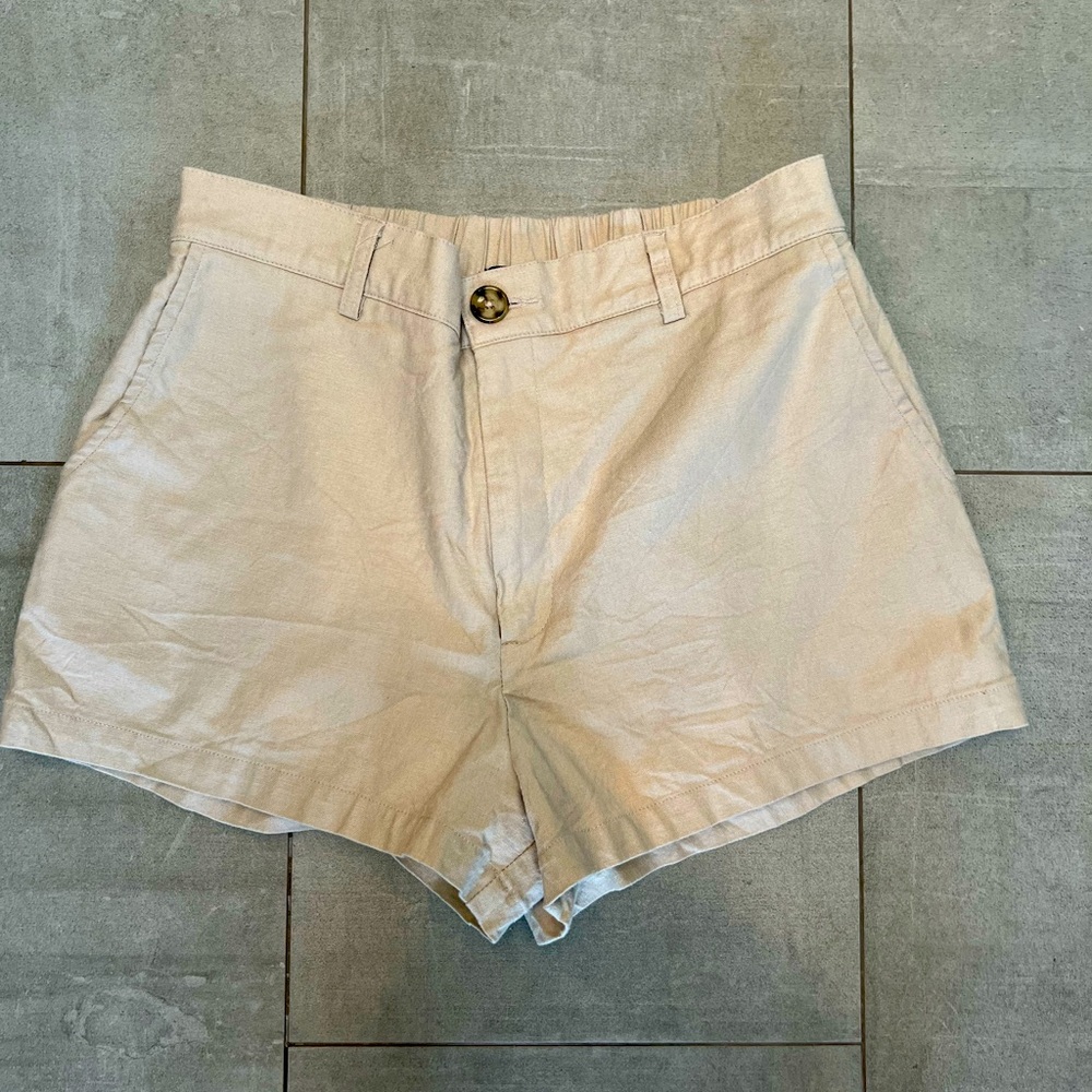 Lovely khaki shorts in versatile linen blend - fully lined! Great shorts-large